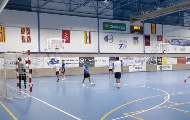 estudiantes de la esi jugando la final de fútbol sala
