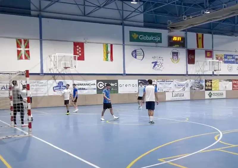 estudiantes de la esi jugando la final de fútbol sala