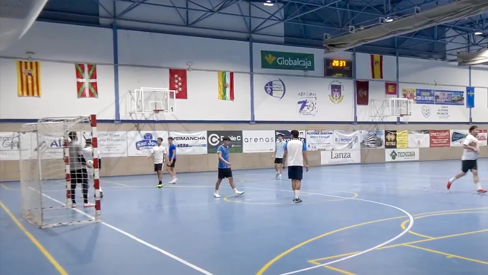estudiantes de la esi jugando la final de fútbol sala