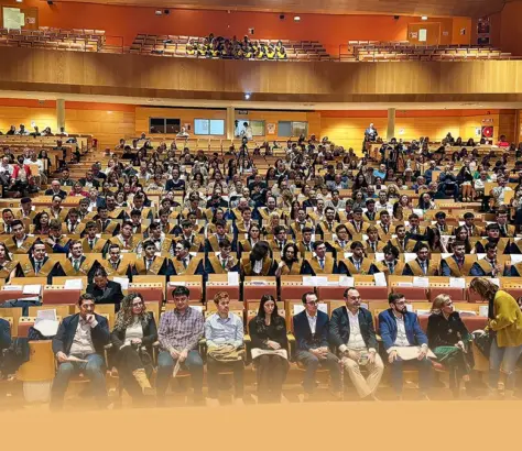 Estudiantes durante el acto de graduación