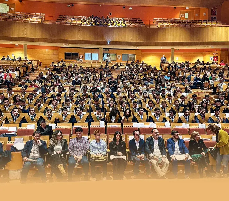 Estudiantes durante el acto de graduación
