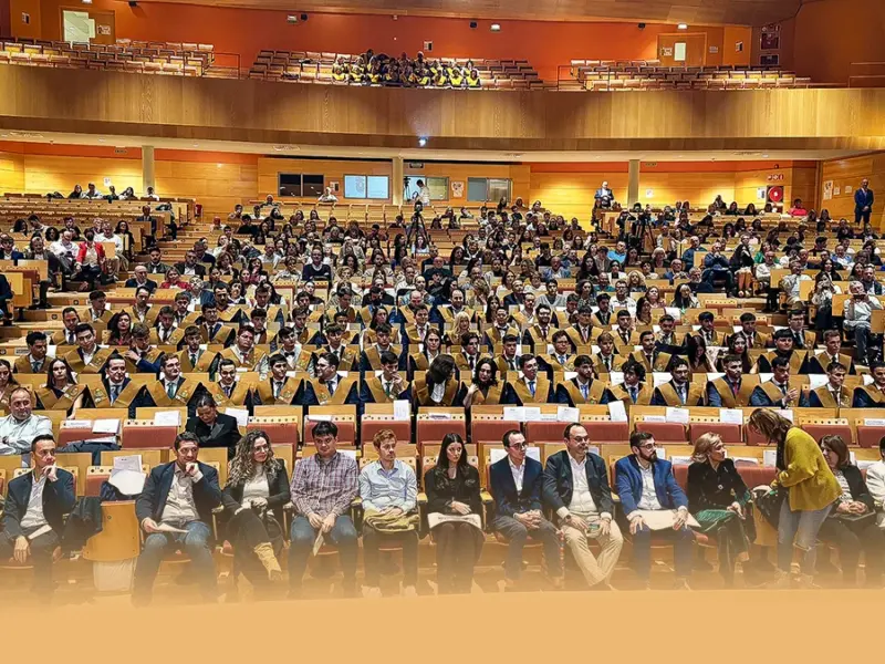 Estudiantes durante el acto de graduación