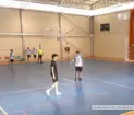 Profesores y estudiantes jugando el partido de fútbol sala