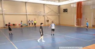 Profesores y estudiantes jugando el partido de fútbol sala