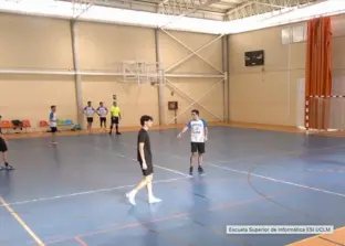 Profesores y estudiantes jugando el partido de fútbol sala