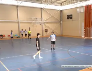 Profesores y estudiantes jugando el partido de fútbol sala