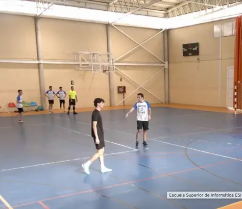 Profesores y estudiantes jugando el partido de fútbol sala