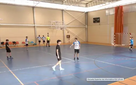 Profesores y estudiantes jugando el partido de fútbol sala
