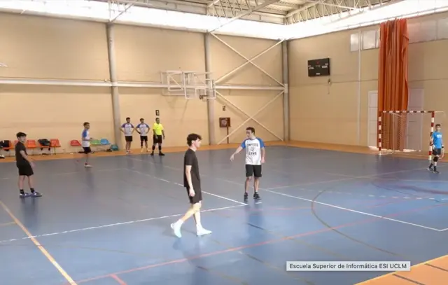 Profesores y estudiantes jugando el partido de fútbol sala