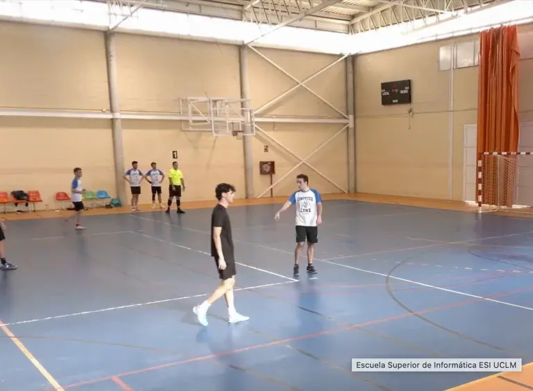 Profesores y estudiantes jugando el partido de fútbol sala