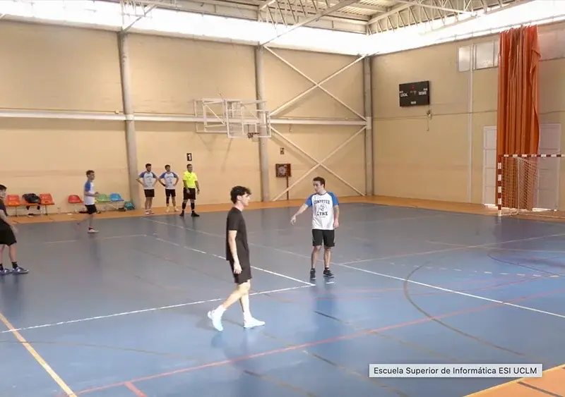 Profesores y estudiantes jugando el partido de fútbol sala