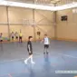 Profesores y estudiantes jugando el partido de fútbol sala