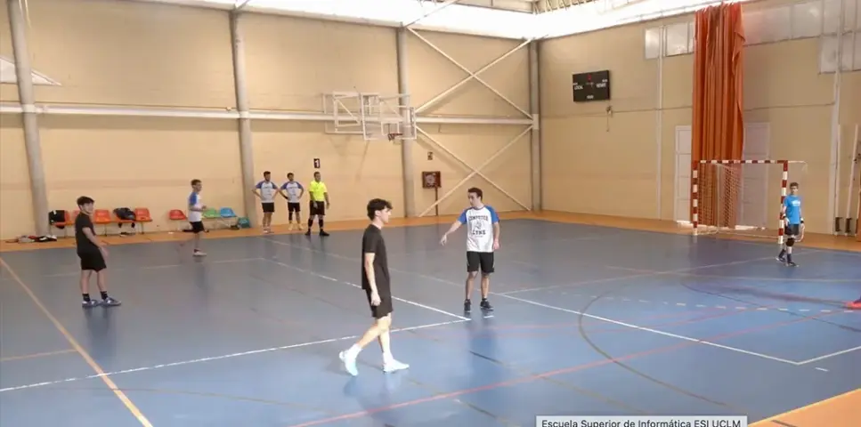 Profesores y estudiantes jugando el partido de fútbol sala
