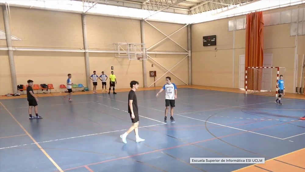 Profesores y estudiantes jugando el partido de fútbol sala