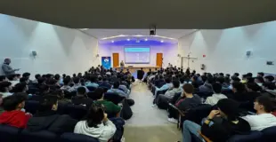 Salón de actos Alan Turing durante la charla de Manuel Ángel Serrano