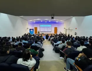 Salón de actos Alan Turing durante la charla de Manuel Ángel Serrano