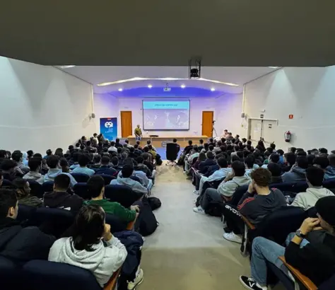 Salón de actos Alan Turing durante la charla de Manuel Ángel Serrano