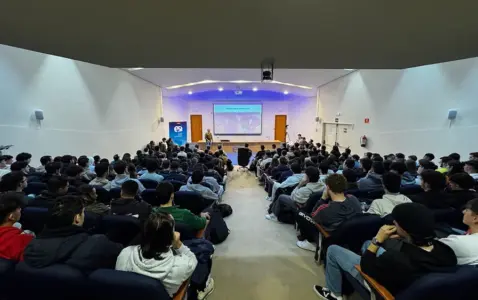 Salón de actos Alan Turing durante la charla de Manuel Ángel Serrano