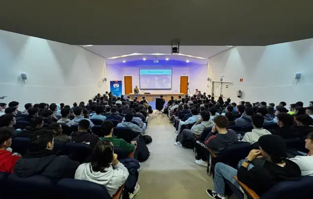 Salón de actos Alan Turing durante la charla de Manuel Ángel Serrano