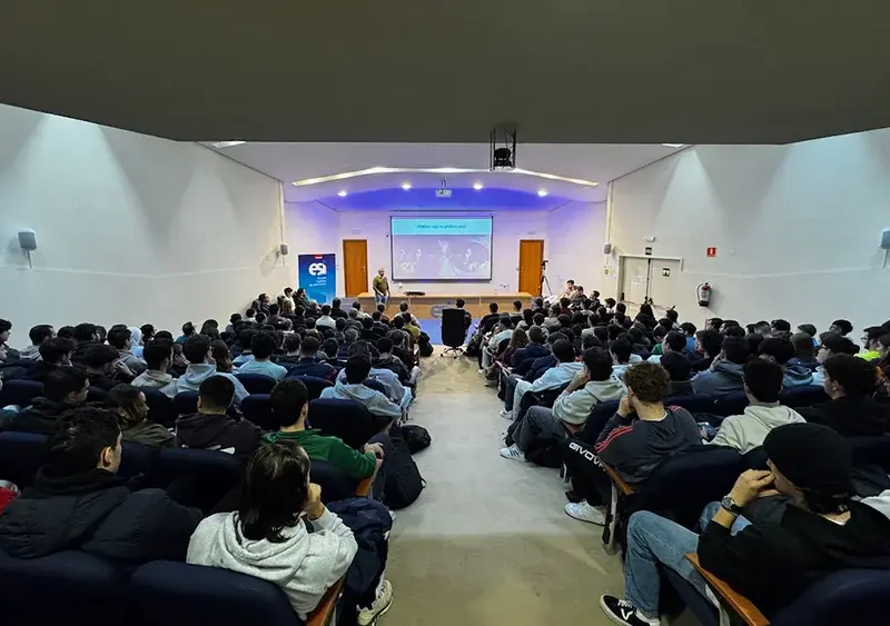 Salón de actos Alan Turing durante la charla de Manuel Ángel Serrano