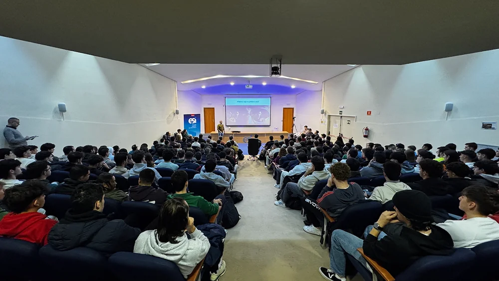 Salón de actos Alan Turing durante la charla de Manuel Ángel Serrano