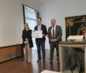 David García Rosado recogiendo el premio de manos del Rector de UCLM