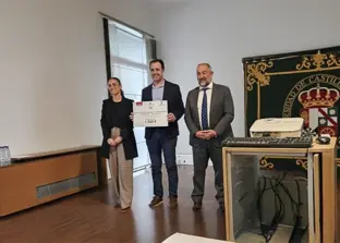David García Rosado recogiendo el premio de manos del Rector de UCLM