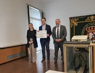 David García Rosado recogiendo el premio de manos del Rector de UCLM