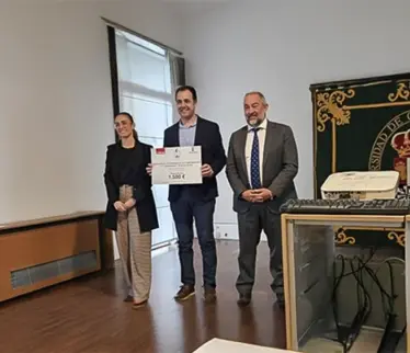 David García Rosado recogiendo el premio de manos del Rector de UCLM