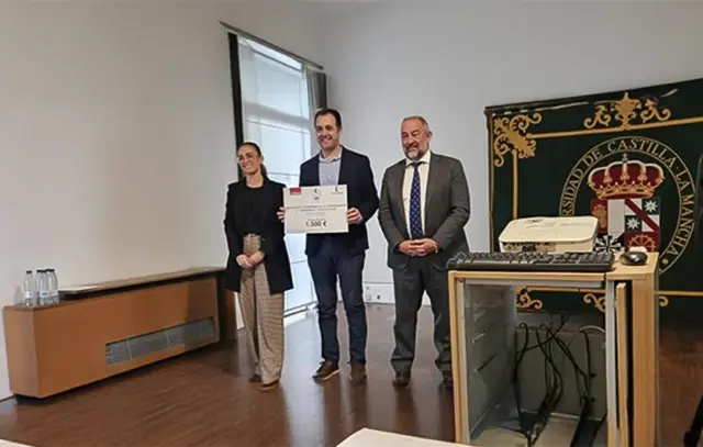 David García Rosado recogiendo el premio de manos del Rector de UCLM