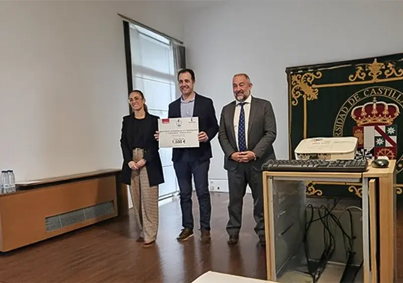 David García Rosado recogiendo el premio de manos del Rector de UCLM