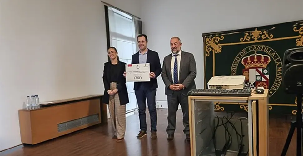 David García Rosado recogiendo el premio de manos del Rector de UCLM