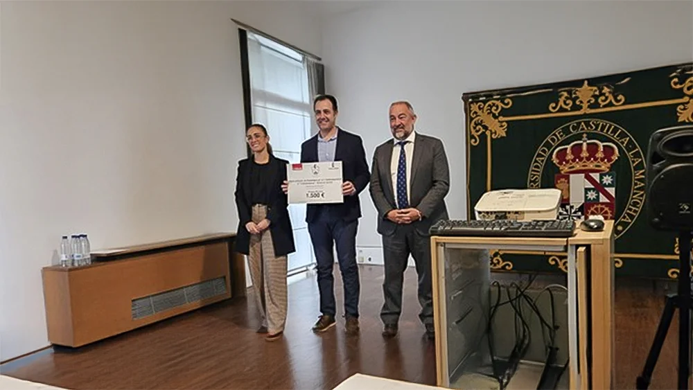 David García Rosado recogiendo el premio de manos del Rector de UCLM