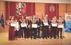 Estudiantes recogiendo el diploma