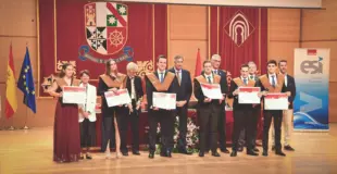 Estudiantes recogiendo el diploma