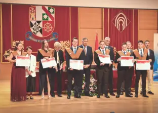 Estudiantes recogiendo el diploma