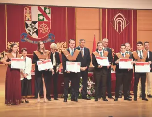 Estudiantes recogiendo el diploma