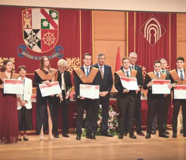 Estudiantes recogiendo el diploma