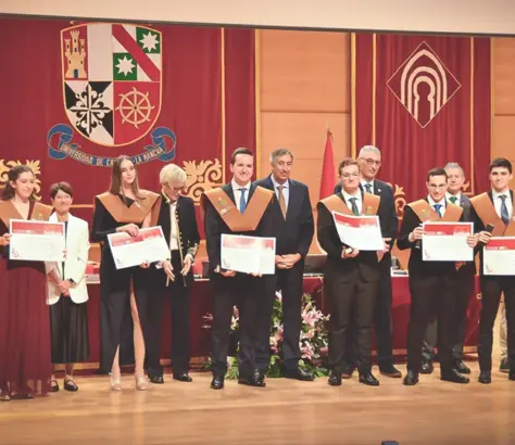 Estudiantes recogiendo el diploma