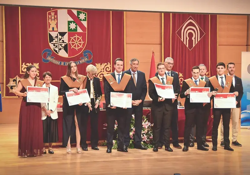 Estudiantes recogiendo el diploma