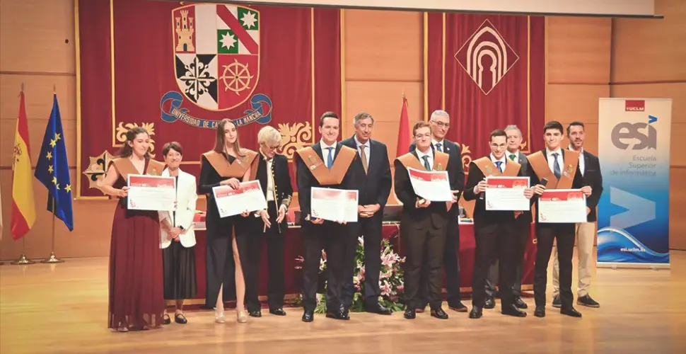 Estudiantes recogiendo el diploma