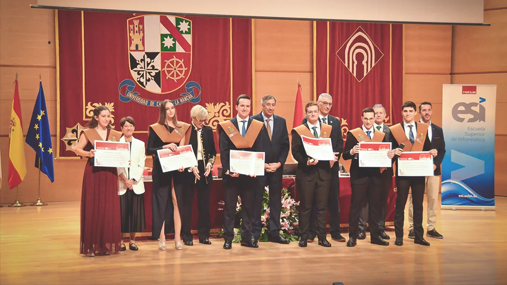 Estudiantes recogiendo el diploma