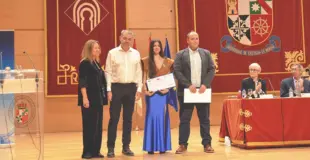 Cristina Serrano recibiendo el premio