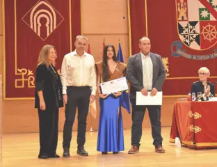 Cristina Serrano recibiendo el premio