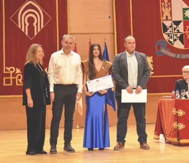 Cristina Serrano recibiendo el premio