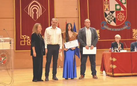 Cristina Serrano recibiendo el premio