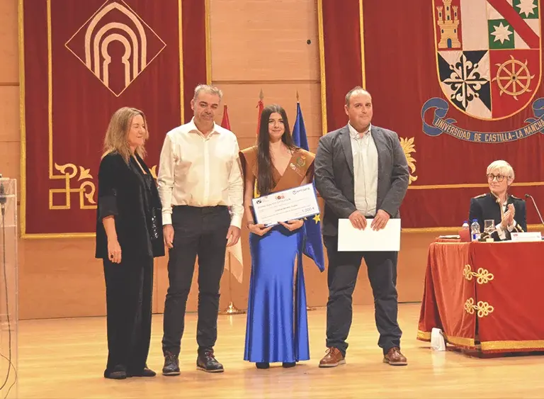 Cristina Serrano recibiendo el premio
