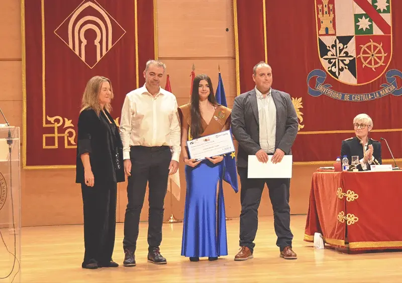 Cristina Serrano recibiendo el premio