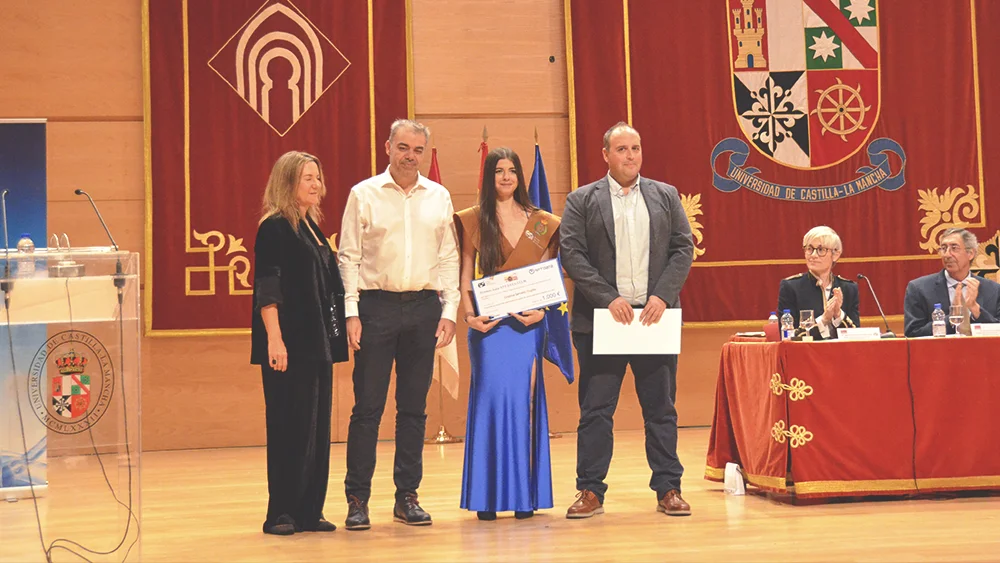 Cristina Serrano recibiendo el premio