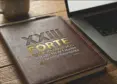 Carpeta sobre mesa con un grabado de XXIII Forte